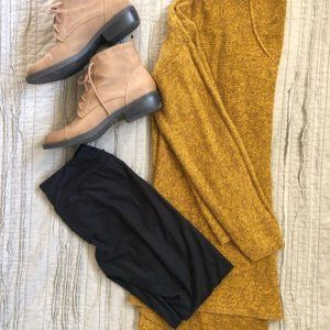 🌻2/$20🌻 Gorgeous knit mustard V-neck sweater